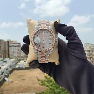 Reloj de Diamantes de Dos Tonos en Acero Inoxidable, VVS1, Moissanita, Completamente Cubierto de Diamantes, con Calendario, de Lujo, B2B, en Oferta - Product Image 1