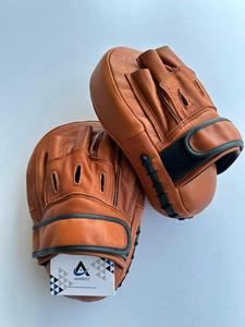 AimBest Guantes de Boxeo de Cuero Marrón Curvos, Protectores y Transpirables para Entrenamiento de MMA, Muay Thai, Kickboxing y Gimnasio - Product Image 1