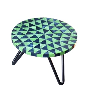 Assiette à gâteau contemporaine en résine avec base en métal doré, support à dessert de qualité supérieure pour les mariages, les célébrations festives, la décoration de table à la maison - Product Image 1