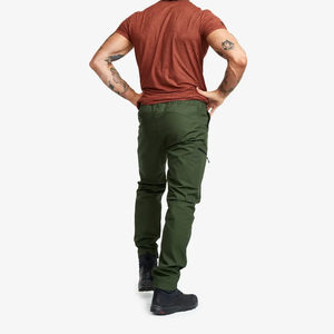 Pantalon Softshell Vert Olive pour Homme Coupe Classique Fermeture Éclair Résistant à l'Eau Pantalon de Randonnée Extérieur avec Poches Porté Toutes Saisons - Product Image 3