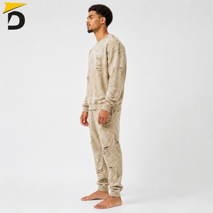 Chándal para hombre con detalles desgastados, tela suave y comodidad relajada para un estilo urbano, días informales y ocio. - Product Image 2