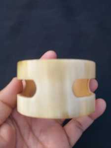 Brazalete Artesanal de Cuerno de Vaca con Acabado Natural Pulido, Joyería Moderna para Mujer, Regalo Ideal - Product Image 3