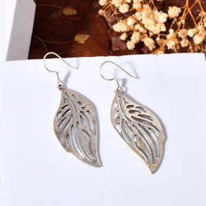 Boucles d'oreilles fines en argent sculpté en forme de feuille Meera Jaipur - Product Image 4