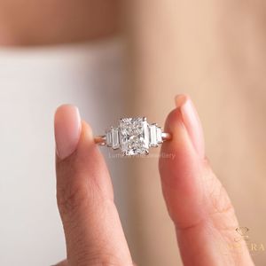 Bague de fiançailles personnalisée en diamant de laboratoire taille radiant, bague de mariage à 3 pierres avec pierres latérales baguette effilées, or 14K 18K, joaillerie fine - Product Image 3