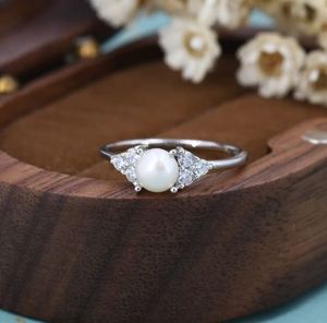Anillo de Plata de Ley con Perla de Agua Dulce Genuina y Circonita Cúbica, en Plata, Oro o Oro Rosa, Anillo de Perla Natural - Product Image 1