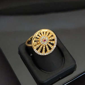 Bague de mode plaquée or Jewelemarket avec pierre autrichienne rose et blanche, style élégant et luxueux - Product Image 1