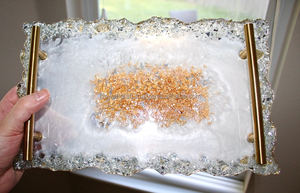 Plateau en résine blanche perlée fait main : Bord en verre avec paillettes dorées effet géode - Product Image 5