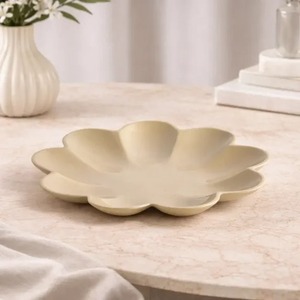 Bol en métal en forme de fleur, bord en pétales, pour servir des desserts, des collations, vaisselle de table - Product Image 2