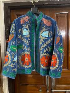 Chaqueta Corta de Terciopelo Suzani con Bordado Chic Hecho a Mano, Patrón Floral, Abrigo Indio con Forro de Lana, Chaqueta Floral 100% Algodón para Invierno - Product Image 4