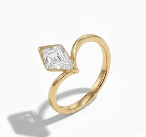 Bague de fiançailles solitaire en or massif 14 carats avec diamant de laboratoire certifié E VVS1 de 1 carat taille cerf-volant et alliance de mariage géométrique incurvée en chevron - Product Image 5