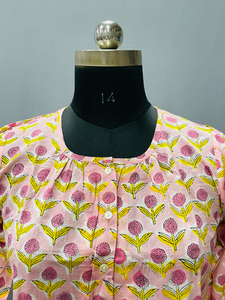 เสื้อกล้ามผู้หญิงคอวีลายดอกไม้สไตล์ญี่ปุ่นแบบพิมพ์ลายด้วยมือ เป็นมิตรกับสิ่งแวดล้อม ผลิตจากผ้าฝ้ายสำหรับฤดูร้อน จากรัฐราชสถาน - Product Image 3