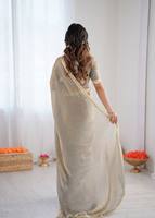Sari en soie Fendi lourde prêt-à-porter avec dentelle élégante et chemisier brodé, disponible en rose et gris, parfait pour les occasions festives ethniques.