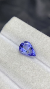Pierre de Tanzanite naturelle certifiée superbe, taille poire, avec une couleur et un lustre excellents, Zoisite naturelle, 1,90 carat, nette à la loupe - Product Image 3