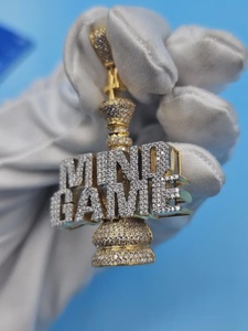 จี้รูปตัวอักษรเกมหมากรุก Iced Out King ประดับเพชรโมอิสซาไนต์ทรงกลมเจียระไนแบบเหลี่ยมคมชัด ชุบทอง 18K สไตล์ฮิปฮอป เครื่องประดับสำหรับทุกเพศ - Product Image 3