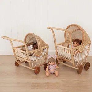 Cochecito de muñecas de mimbre natural estilo vintage hecho a mano con capota, juguete educativo para bebés - Product Image 3