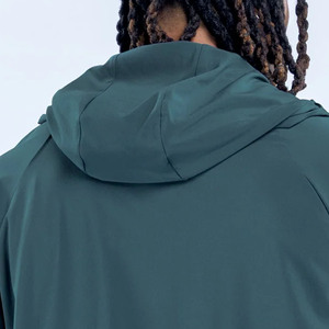 Chaqueta con cremallera y sudadera con capucha para hombre, diseño moderno, logotipo personalizado OEM, color verde pizarra, ligera, de secado rápido, para gimnasio y ropa urbana. - Product Image 5