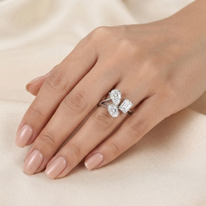 แหวนเพชรสามเม็ดทองคำ 18K เพาะเลี้ยงในห้องปฏิบัติการ |   แหวนรูปไข่ทรงหยดน้ำมรกตแบบไม่สมมาตร ดีไซน์ทันสมัย สำหรับงานหมั้นและงานแต่งงานสำหรับผู้หญิง - Product Image 2