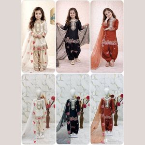 Traje Salwar de Crepé Natural con Bordado Intenso y Lentejuelas, con Dupatta de Seda Organza, Completamente Cosido, Ropa para Niños, Fabricado por Royal Export - Product Image 3