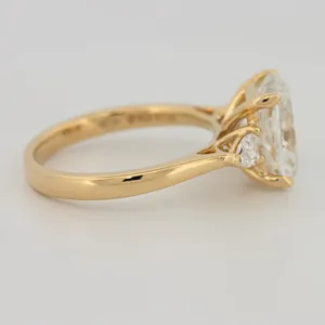 Anillo de Compromiso y Boda de Oro de 18K con Diamante Sintético Cultivado en Laboratorio de 2.50 Quilates, Corte Cojín, Claridad VS1, Color F, Certificado IGI - Product Image 2