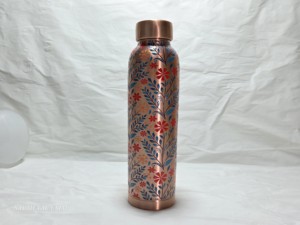 Bouteille d'eau artisanale en cuivre pur avec motif floral imprimé, anti-fuite, bienfaits ayurvédiques, récipient en cuivre pour le yoga et la gym - Product Image 1