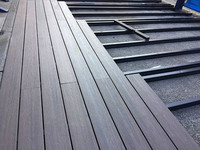 Planches de terrasse carrées en WPC modernes et imperméables pour les projets de revêtements de sol extérieurs des entrepreneurs
