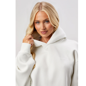 Sweat à capuche en molleton doux ivoire OEM pour femme, col croisé minimaliste, épaules tombantes, vente en gros, fabriqué par Twin City Pakistan - Product Image 5