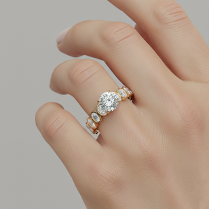 Anillo de Compromiso Stonewels con Bisel Ovalado y Piedra Lateral en Chapado de Oro |   para diamantes certificados |   Anillo de Compromiso Moderno y Lujoso con Engaste de Puntas - Product Image 3