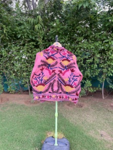 เสื้อแจ็คเก็ตบอมเบอร์ผ้าฝ้ายถักนิตติ้งสำหรับผู้หญิง งานฝีมือระดับพรีเมียม ปักลายดอกไม้สีชมพู ระบายอากาศได้ดี งานแฮนด์เมดแบบดั้งเดิม สไตล์ชนเผ่า - Product Image 5