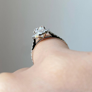 แหวนแต่งงานเพชรทรงรี 2 กะรัต ดีไซน์หรูหรา ประดับเพชรรอบวง ทอง 14k ระยิบระยับ สวยงามสง่า เป็นของขวัญแต่งงานที่เหนือกาลเวลา - Product Image 3