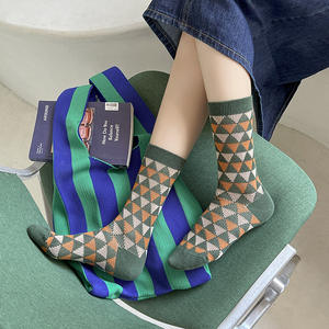 Chaussettes à motif de personnages pour le Nouvel An et Noël 2026, 5 paires, tube moyen, décontractées, avec logo, en coton, MOQ 10 paires - Product Image 4