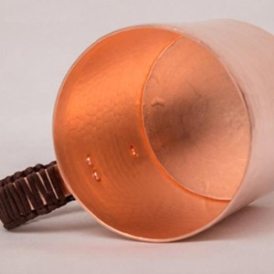 Mug en cuivre élégant et minimaliste avec poignée décorative, mug de bar en cuivre poli miroir - Product Image 1