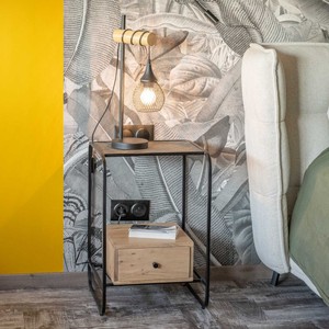 Mesita de noche Vandana Crystal Line en un estilo retro y elegante, hecha de madera de mango - Product Image 1