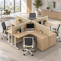 Poste de travail de bureau moderne pour 4 personnes avec cloison de séparation croisée, table en L pour le personnel et meuble de rangement