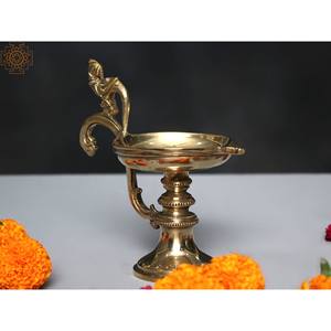 Lampes et accessoires à huile Diya à poignée de perroquet en laiton de 6 pouces fabriqués à la main en Inde - Product Image 1