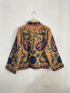 Chaqueta de Terciopelo Bordada a Mano Estilo Boho Suzani para Mujer, Chaqueta Corta Étnica con Diseño Floral, Colección Boutique - Product Image 5