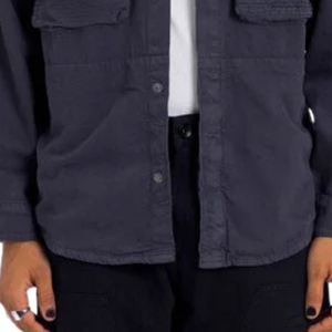 เสื้อแจ็คเก็ตโอเวอร์ไซส์ผ้าฝ้ายทวิลสำหรับผู้ชาย ทรงหลวม ย้อมสีแบบโอเวอร์ได ดีไซน์ยูทิลิตี้ แขนยาว ไหล่ตก มีกระเป๋าหน้าอก เสื้อคลุมลำลอง - Product Image 6