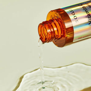 La brume vitaminée de la marque cosmétique coréenne n°1 SOQU apporte des nutriments et de l'hydratation pour un effet éclaircissant sur la peau. - Product Image 4