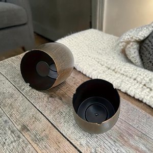 Cendrier en métal coupe-vent avec couvercle, design sans fumée pour une utilisation en intérieur et en extérieur - Product Image 1
