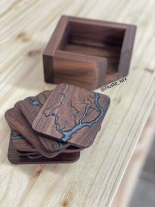 Sous-verres ronds en bois naturel et artistique avec incrustation de résine rose et turquoise, sets de table modernes faits à la main - Product Image 5