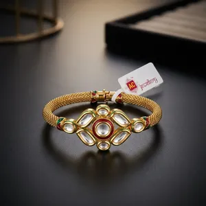 กำไลข้อมือทองชุบลายดอกไม้ประดับเพชรซิร์คอนและมุกเทียมสไตล์อินเดียสำหรับงานแต่งงานสำหรับผู้หญิง - Product Image 2