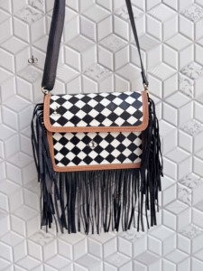 Bolso de mano con flecos para mujer, hecho a mano con cuero tallado, estilo gitano bohemio, patrón a cuadros en blanco y negro, estilo occidental, multiusos. - Product Image 4