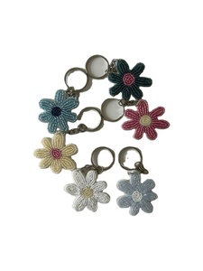 Breloque élégante et luxueuse en forme d'araignée perlée, avec un design personnalisé, provenant d'Inde, pour filles. - Product Image 4