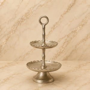 Élégant support de service en métal argenté antique à deux niveaux avec plateaux à bords festonnés, présentoir décoratif pour desserts, idéal pour les fêtes et les événements - Product Image 1