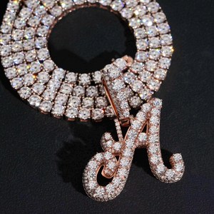 Pendentif Lettre J Personnalisé Iced Out en Or Rose avec Moissanite VVS1 Couleur D, Bijoux Hip Hop - Product Image 3