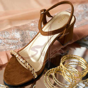 Diseño de Tira Única con Cristales Brillantes y Flores, Parte Superior de Terciopelo, Antideslizante, Hecho a Mano, para Ocasiones Festivas, con Tacón - Product Image 4