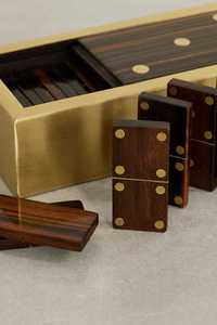 Collection de jeux d'intérieur en bois et résine écologiques faits à la main, au design traditionnel, incluant Échecs, Dominos et Tic Tac Toe - Product Image 2