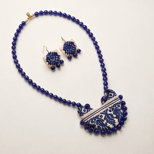 Traditionelles Muga-Seiden-Halsketten-Set mit blauem Blumenanhänger und passenden Ohrringen |   Handgefertigtes Indisches Ethnisches Schmuck-Geschenkset - Product Image 2