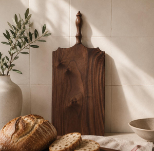 Tabla de Cortar de Madera de Nogal Marrón en Oferta, Ecológica y Duradera, Rectangular con Asa para Servir Charcutería y Frutas - Product Image 1