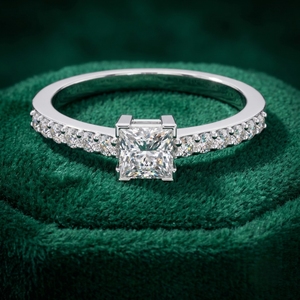 Anillo de compromiso, boda o aniversario de lujo personalizado con diamante de laboratorio talla princesa, banda pavé de oro de 9k-18k - Product Image 1