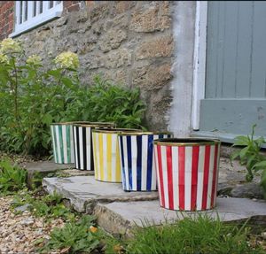 Ensemble de deux jardinières suspendues en métal rouge avec chaînes pour le jardinage, finition peinte durable - Product Image 4